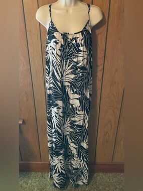 ROXY Black & White Tropical Print Maxi Dress in medium